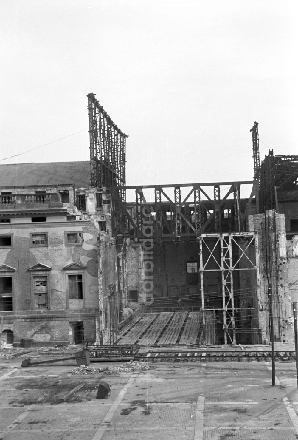 DDR-Bildarchiv: Berlin - Beginn des Wiederaufbaus der im Zweiten Weltkrieg zerstörten Deutschen Staatsoper an der Straße Unter den Linden in Berlin in Berlin in der DDR