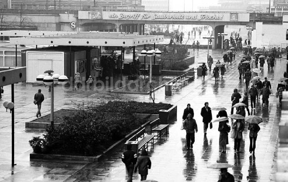 DDR-Fotoarchiv: Alexanderplatz/ Berlin - Berlin-Alexanderplatz im Regen Umschlagnr.: 267 Foto: Winkler