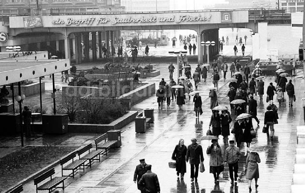 DDR-Bildarchiv: Alexanderplatz/ Berlin - Berlin-Alexanderplatz im Regen Umschlagnr.: 267 Foto: Winkler