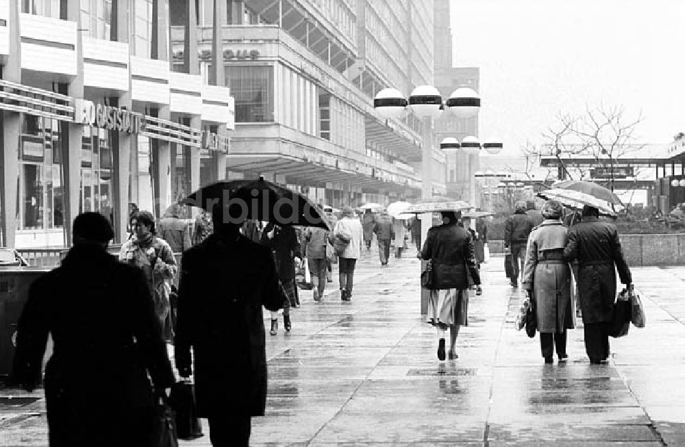 DDR-Fotoarchiv: Alexanderplatz/ Berlin - Berlin-Alexanderplatz im Regen Umschlagnr.: 267 Foto: Winkler