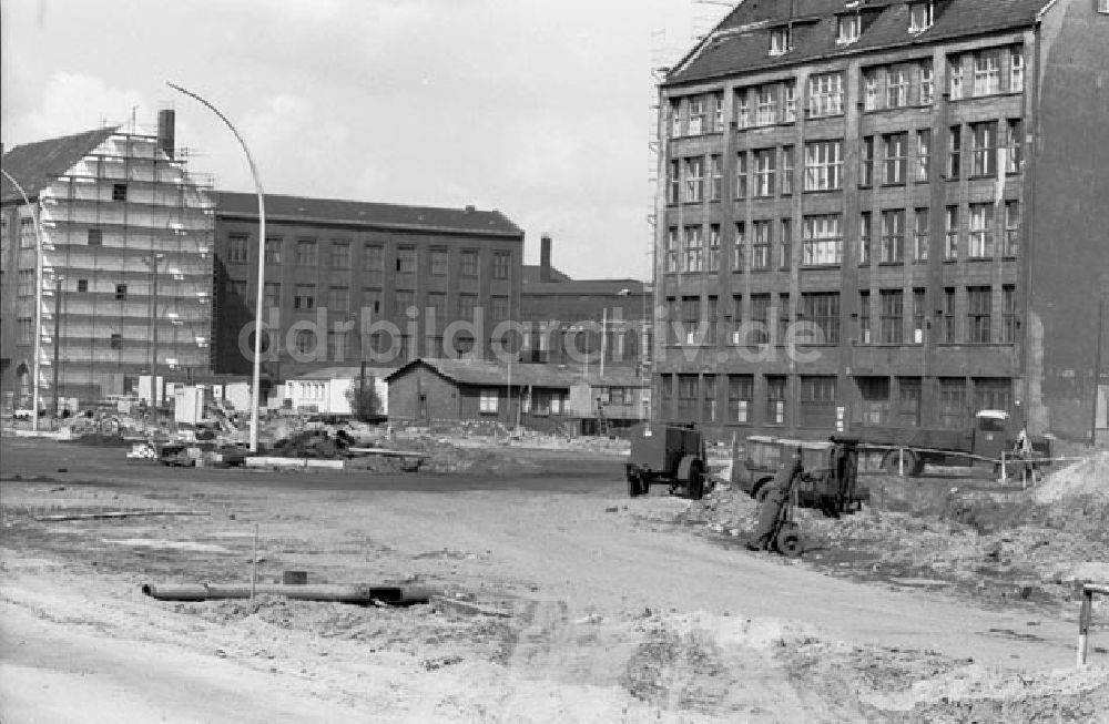 DDR-Fotoarchiv: Berlin - Berlin: Ausbau der Mühlenstrasse in Berlin-Mitte, Im Hintergrund steht der Berliner Fernsehturm, Foto: Schönfeld