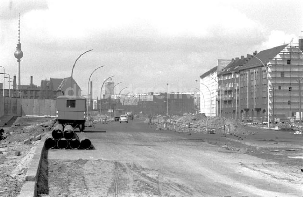 Berlin: Berlin: Ausbau der Mühlenstrasse in Berlin-Mitte, Im Hintergrund steht der Berliner Fernsehturm, Foto: Schönfeld