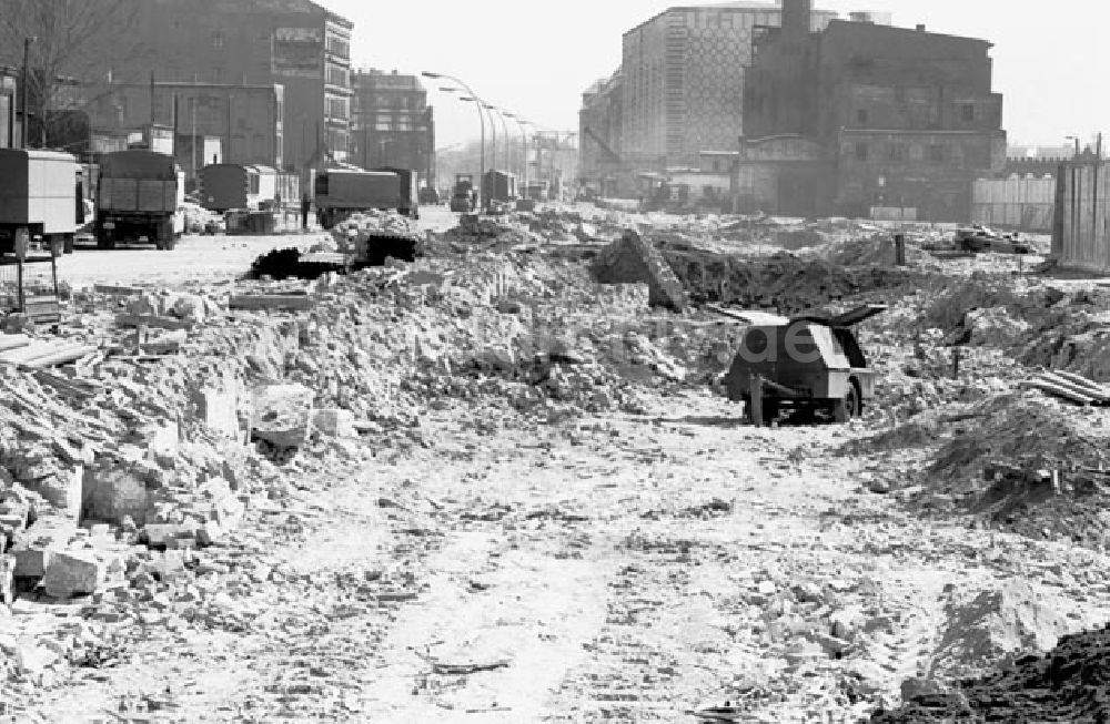 DDR-Bildarchiv: Berlin - Berlin: Ausbau der Mühlenstrasse in Berlin-Mitte, Im Hintergrund steht der Berliner Fernsehturm, Foto: Schönfeld