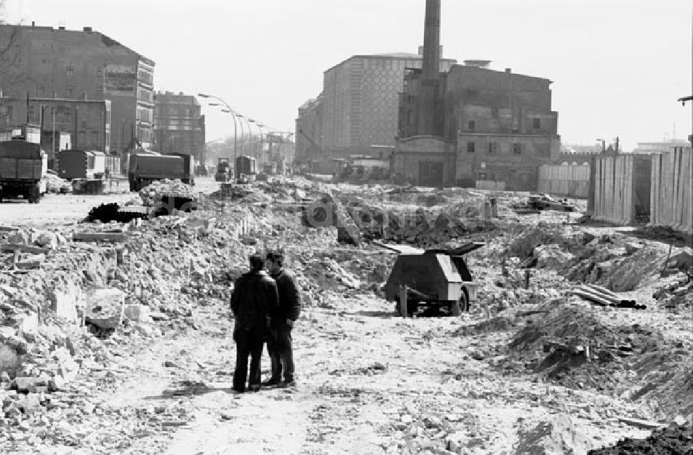 DDR-Fotoarchiv: Berlin - Berlin: Ausbau der Mühlenstrasse in Berlin-Mitte, Im Hintergrund steht der Berliner Fernsehturm, Foto: Schönfeld