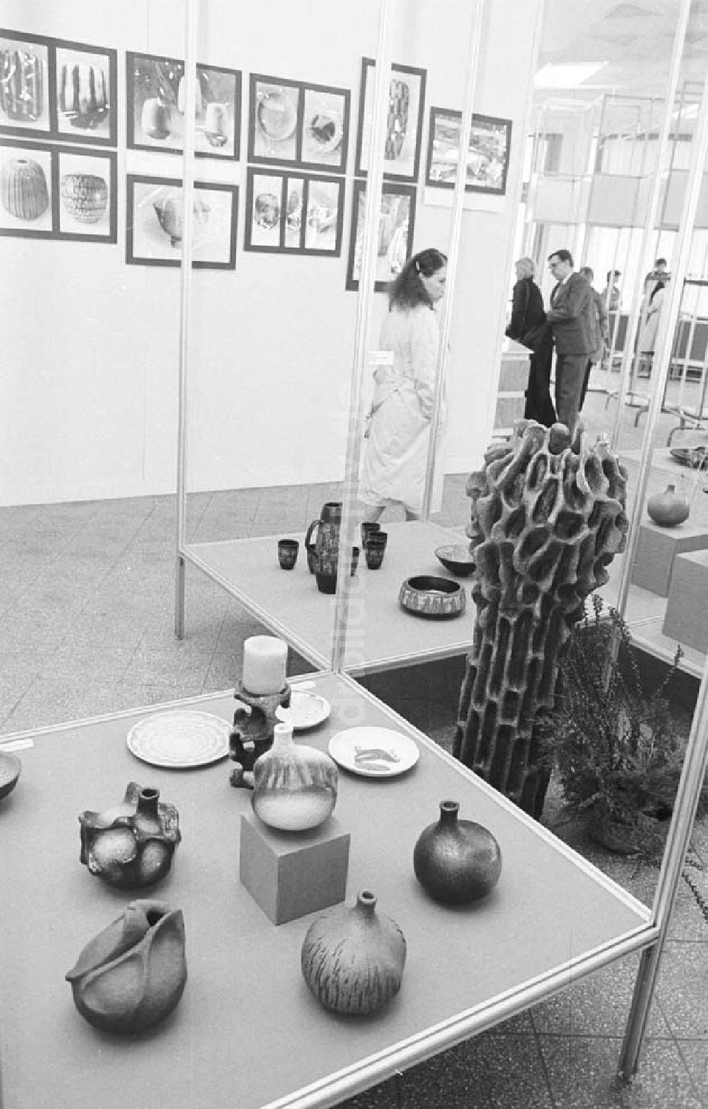 DDR-Bildarchiv: Berlin Mitte - Berlin - Ausstellung im Ausstellungstentrum am Fuße des Fernsehturms Kunsthandwerker und Formgestalter Foto: Bonitz Nr