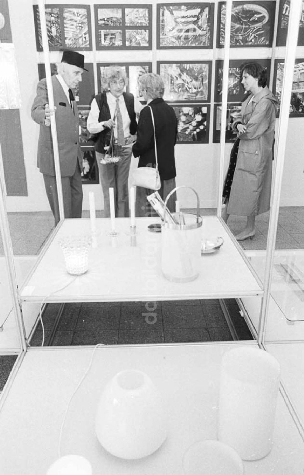 DDR-Fotoarchiv: Berlin Mitte - Berlin - Ausstellung im Ausstellungstentrum am Fuße des Fernsehturms Kunsthandwerker und Formgestalter Foto: Bonitz Nr