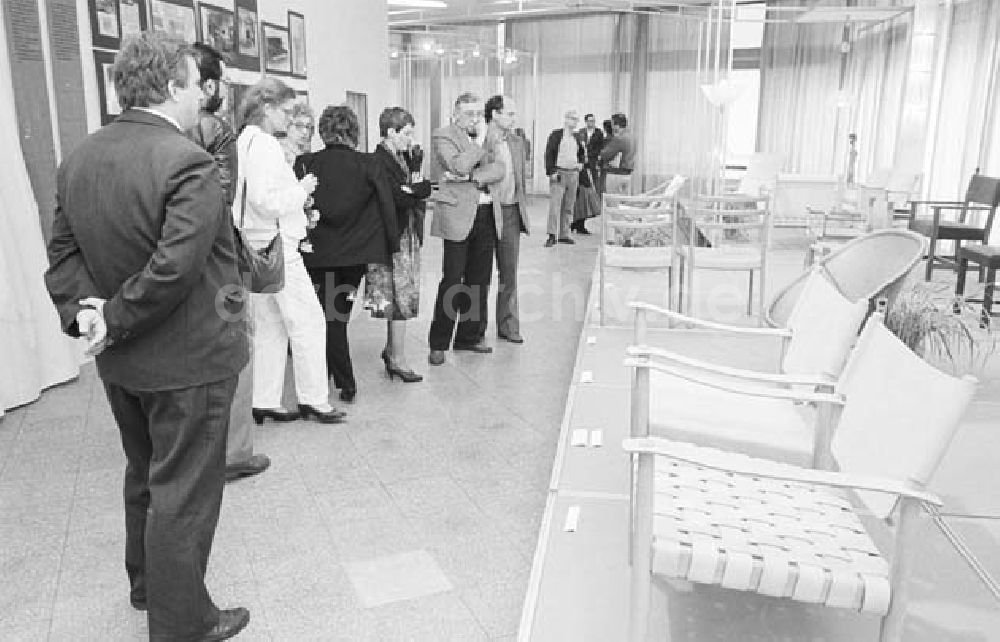 DDR-Bildarchiv: Berlin Mitte - Berlin - Ausstellung im Ausstellungstentrum am Fuße des Fernsehturms Kunsthandwerker und Formgestalter Foto: Bonitz Nr