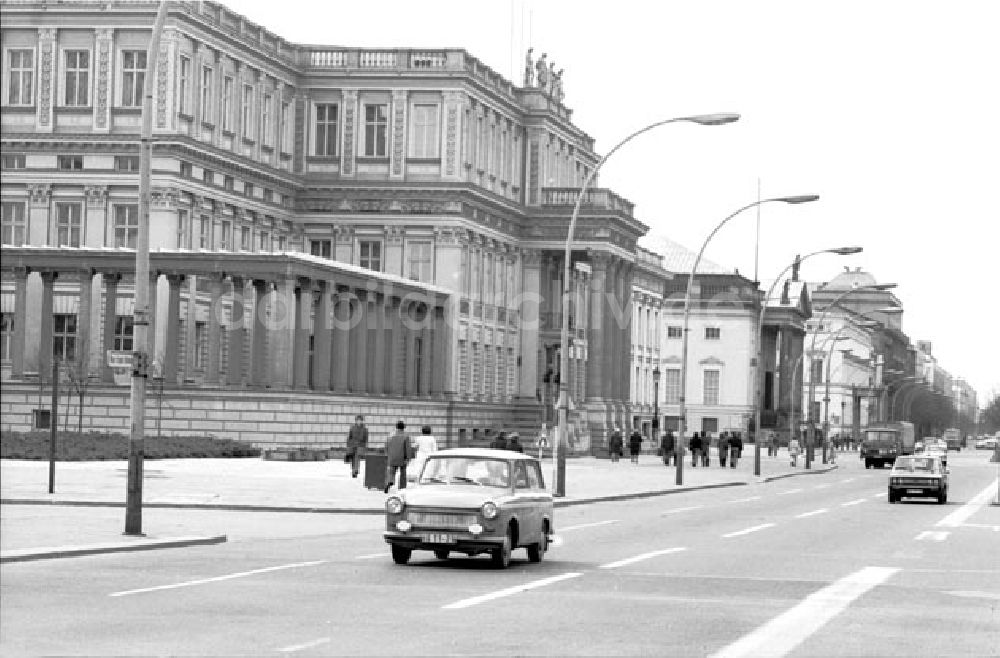 Berlin: Berlin: Blick auf die Straße: Unter den Linden; Foto: Schönfeld