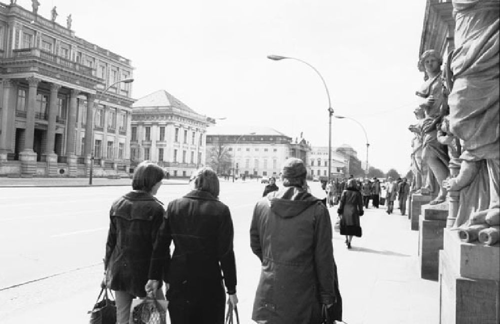 DDR-Bildarchiv: Berlin - Berlin: Blick auf die Straße: Unter den Linden; Foto: Schönfeld