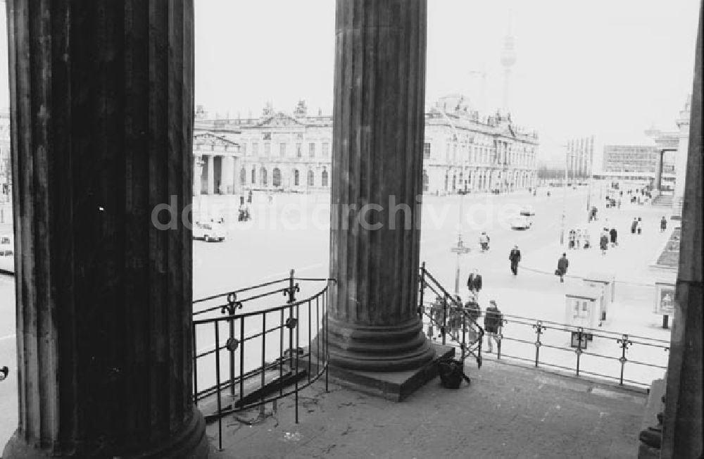 DDR-Fotoarchiv: Berlin - Berlin: Blick auf die Straße: Unter den Linden; Foto: Schönfeld