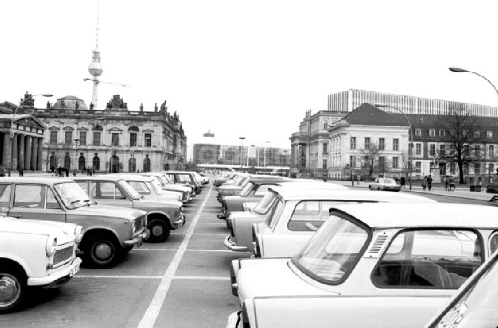 DDR-Bildarchiv: Berlin - Berlin: Blick auf die Straße Unter den Linden; im Hintergrund der Berliner Fernsehturm, Foto: Schönfeld