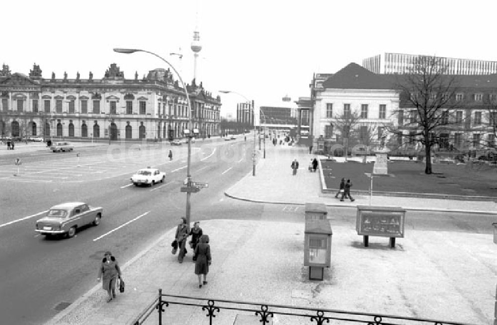 DDR-Fotoarchiv: Berlin - Berlin: Blick auf die Straße Unter den Linden; im Hintergrund der Berliner Fernsehturm, Foto: Schönfeld