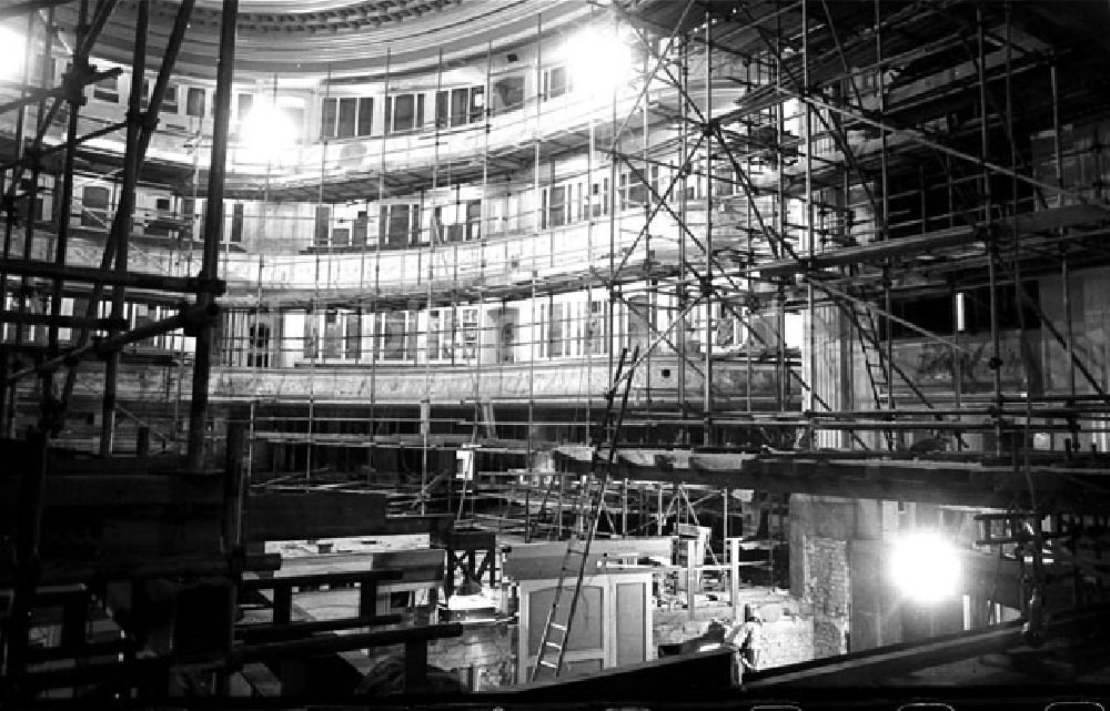 Berlin- Mitte: Berlin - Deutsche Staatsoper im Bauzustand innen und außen Foto: Bonitz Nr. 690