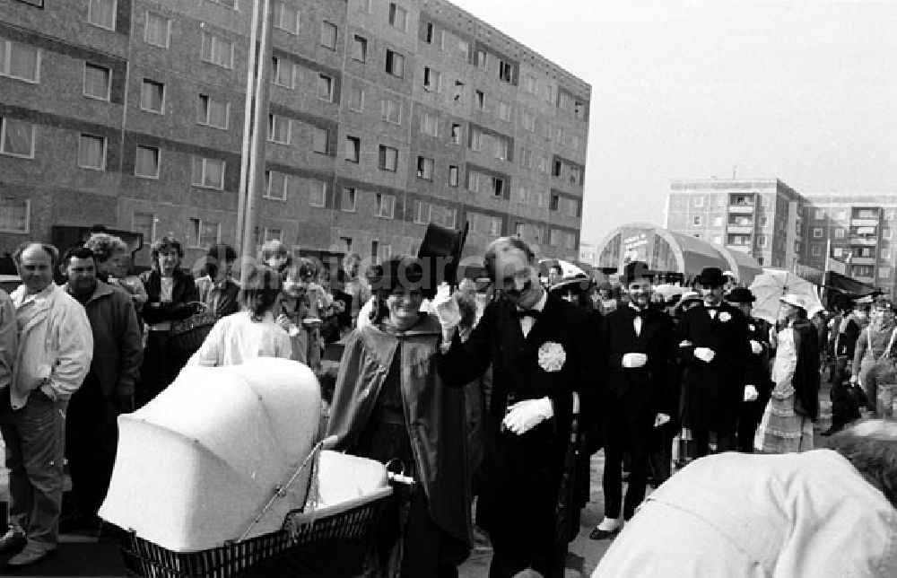 DDR-Fotoarchiv: Berlin - 26.09.87 Berlin Erntefest Hellersdorf mit Gen. Schabowski Foto: Bonitz Nr.: 1071