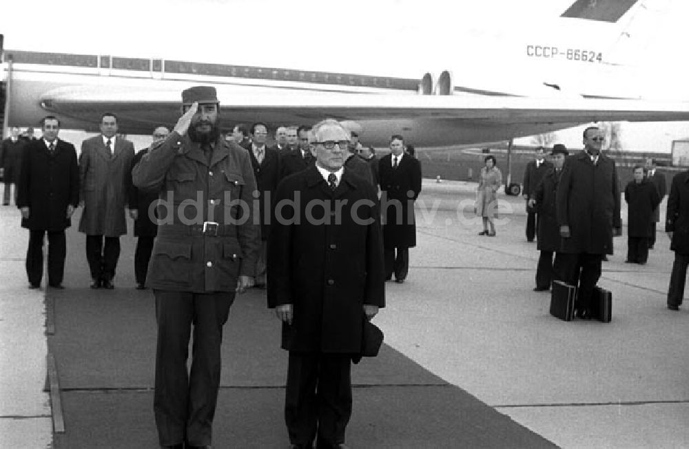 DDR-Fotoarchiv: Berlin - Berlin: Fidel Castro, Ankunft in Berlin Schönefeld. Foto: Schönfeld