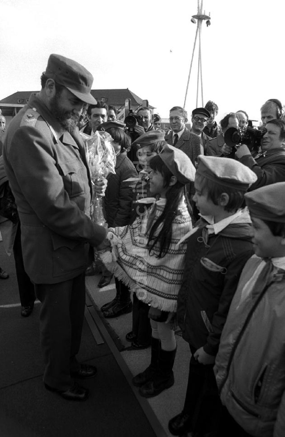 DDR-Fotoarchiv: Berlin - Berlin: Fidel Castro, Ankunft in Berlin Schönefeld. Foto: Schönfeld