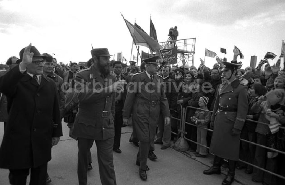 DDR-Bildarchiv: Berlin - Berlin: Fidel Castro, Ankunft in Berlin Schönefeld. Foto: Schönfeld