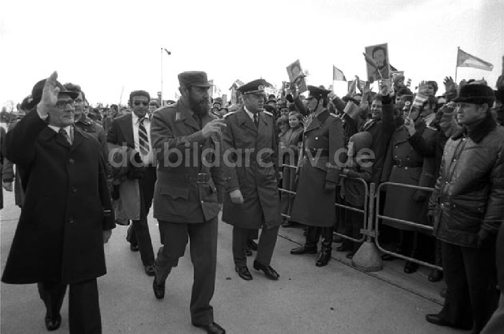 DDR-Fotoarchiv: Berlin - Berlin: Fidel Castro, Ankunft in Berlin Schönefeld. Foto: Schönfeld