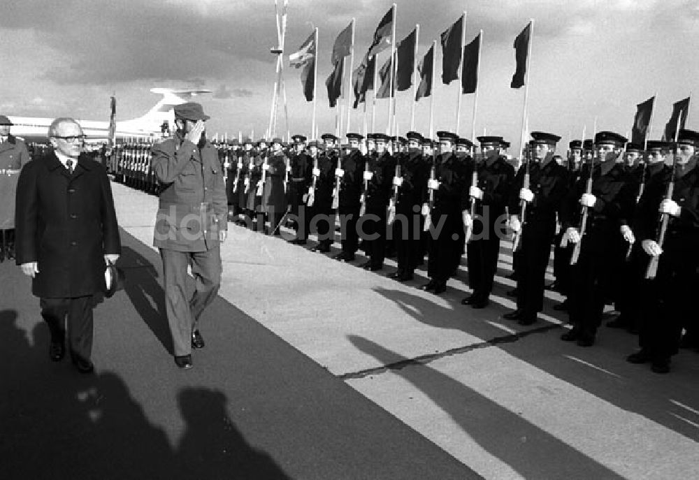 Berlin: Berlin: Fidel Castro, Ankunft in Berlin Schönefeld. Foto: Schönfeld