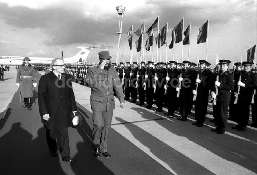 DDR-Bildarchiv: Berlin - Berlin: Fidel Castro, Ankunft in Berlin Schönefeld. Foto: Schönfeld
