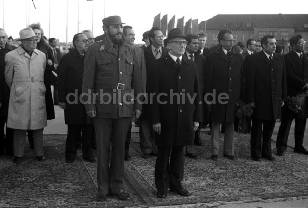 DDR-Fotoarchiv: Berlin - Berlin: Fidel Castro, Ankunft in Berlin Schönefeld. Foto: Schönfeld