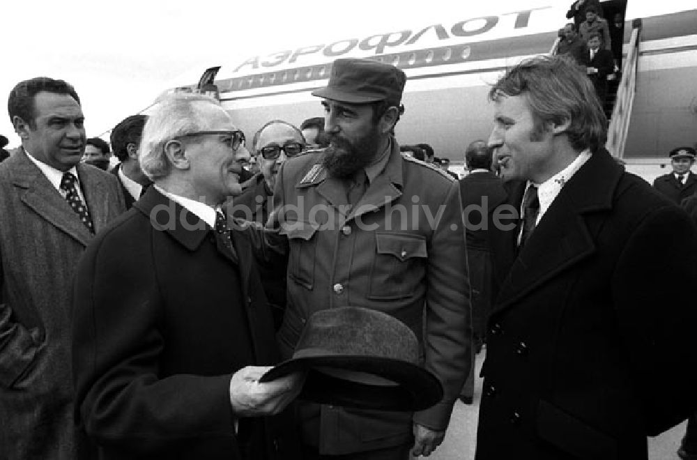 Berlin: Berlin: Fidel Castro, Ankunft in Berlin Schönefeld. Foto: Schönfeld