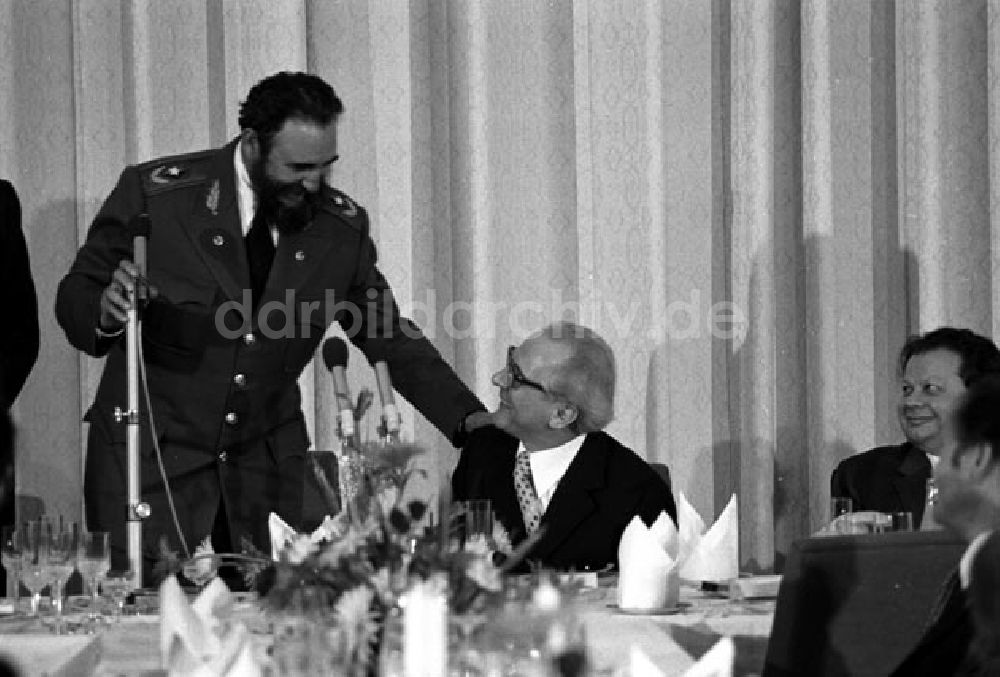 Berlin: Berlin Fiedel Castro und Honecker im Gespräch ZK und Beim Festessen im Staatsrat der DDR in Berlin-Mitte.