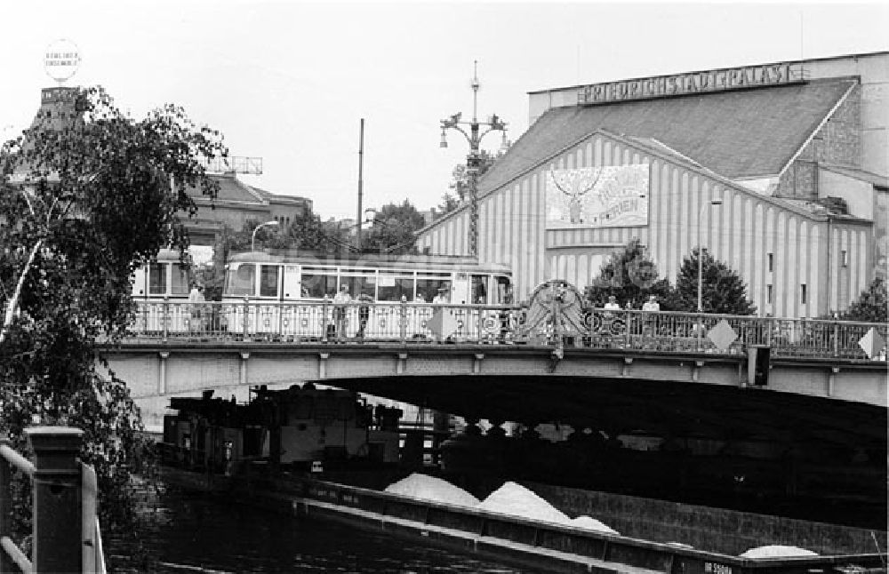 DDR-Fotoarchiv: Berlin - Berlin Freidrichstadtpalast und Weidendammbrücke Foto: Bonitz Nr.: 654