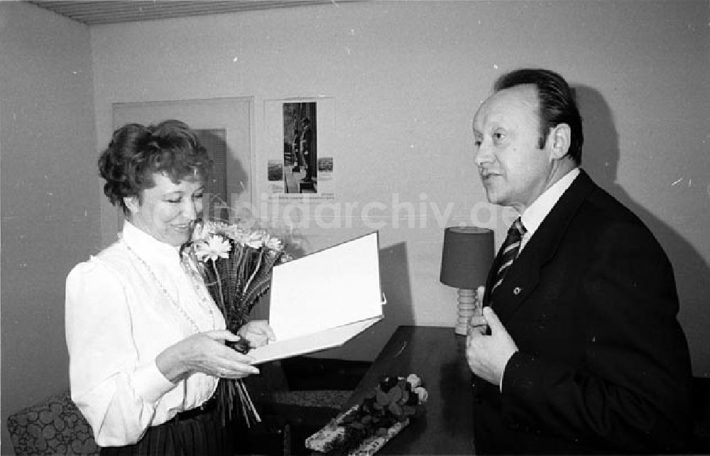 DDR-Fotoarchiv: Berlin - 25.09.87 Berlin Geburtstag von Frau Schabovski, Empfang bei NOWOSTI Foto: Bonitz Nr.: 1069