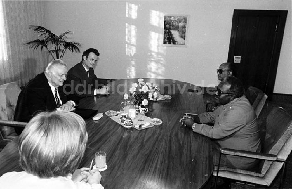DDR-Fotoarchiv: Berlin - 27.10.87 Berlin Gen. Krolikowski empfing Minister für Arbeit Äthiopiens Foto: Bonitz Nr.: 1180