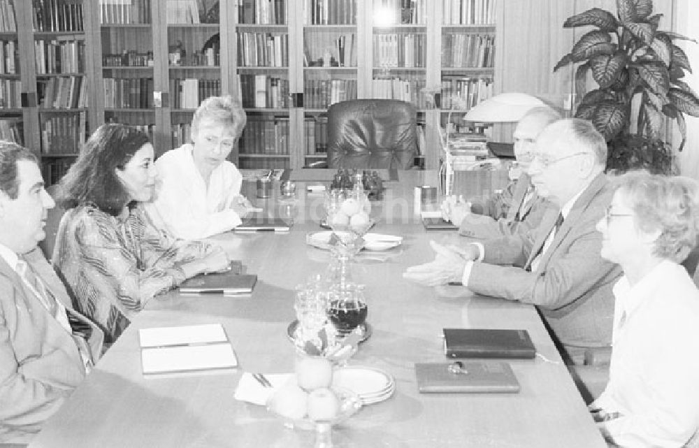 DDR-Bildarchiv: Berlin - Berlin - Genosse K. Hager empfängt Frau Ortega Foto: Lenke Nr.: 520