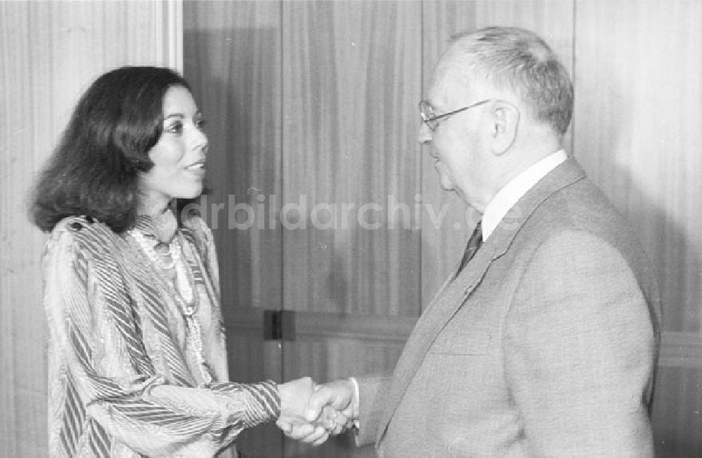 DDR-Fotoarchiv: Berlin - Berlin - Genosse K. Hager empfängt Frau Ortega Foto: Lenke Nr.: 520