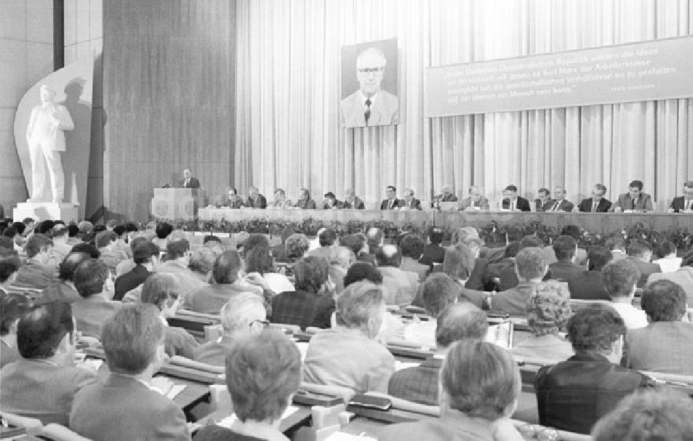 Berlin: Berlin - Genosse K. Hager in der Parteihochschule Karl Marx Foto: Lenke Nr.: 466