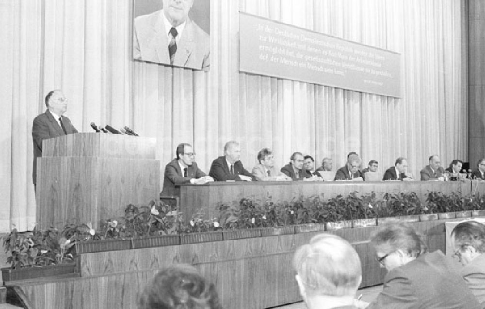 DDR-Fotoarchiv: Berlin - Berlin - Genosse K. Hager in der Parteihochschule Karl Marx Foto: Lenke Nr.: 466