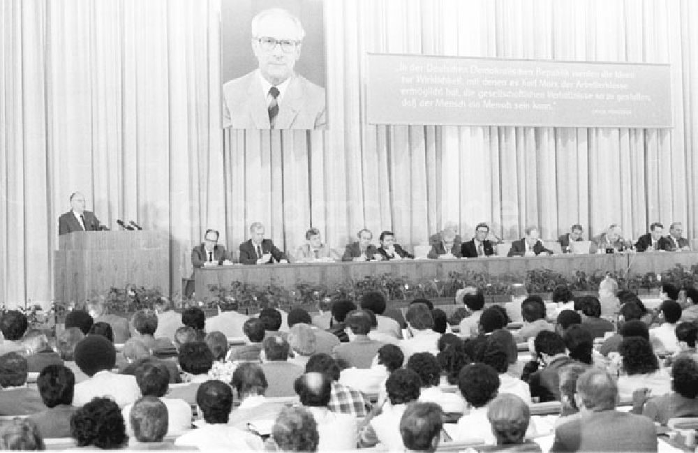 DDR-Fotoarchiv: Berlin - Berlin - Genosse K. Hager in der Parteihochschule Karl Marx Foto: Lenke Nr.: 466