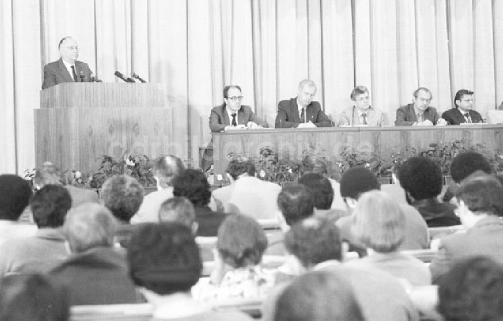 DDR-Bildarchiv: Berlin - Berlin - Genosse K. Hager in der Parteihochschule Karl Marx Foto: Lenke Nr.: 466