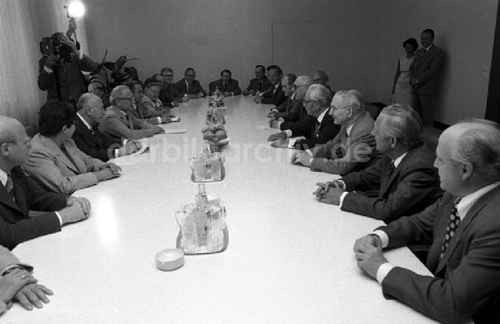 DDR-Fotoarchiv: Berlin - Berlin: Genosse Honecker empfängt NDPD(National-Demokratische Partei Deutschlands). Foto: Schönfeld