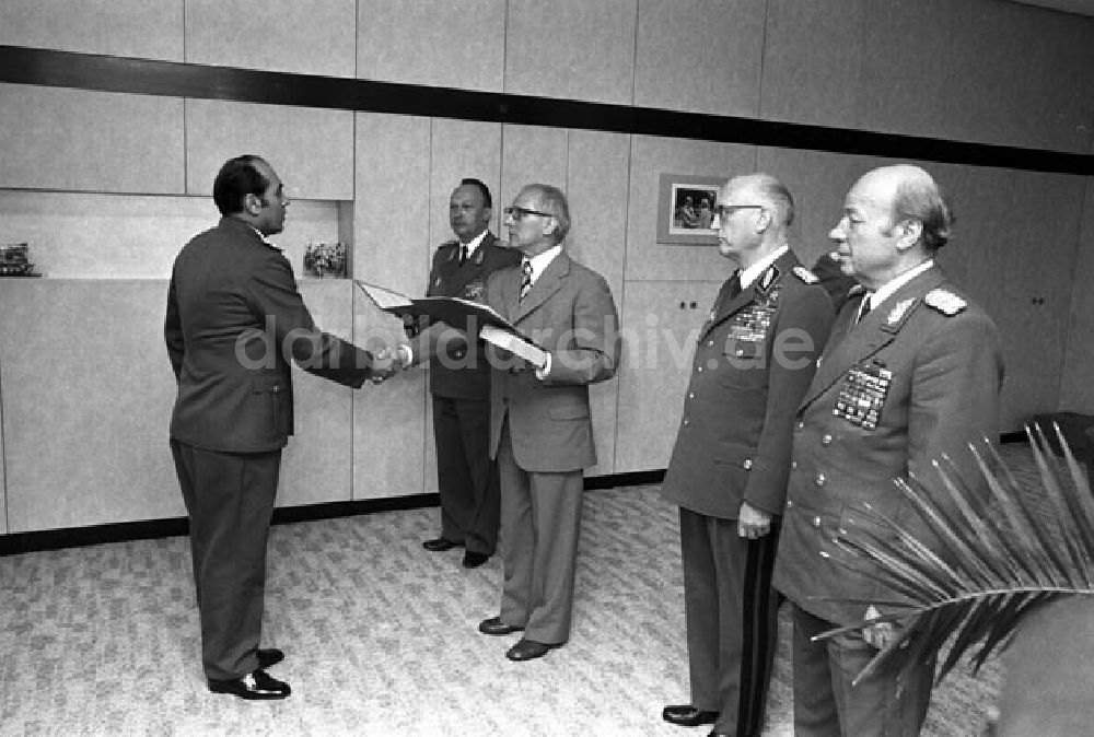 Berlin: Berlin: Genosse Honecker ernennt und befördert VP(Volkspolizei)- Offiziere. Foto:Schönfeld