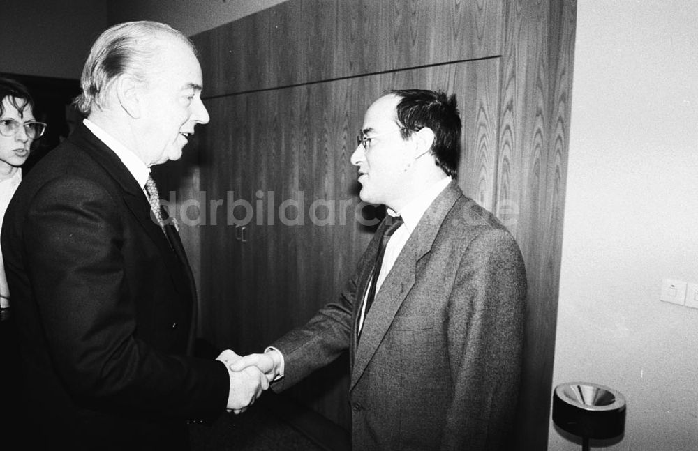 DDR-Fotoarchiv: Berlin - Berlin Gregor Gysi mit jugoslawischen Politikern 15.01.90 Foto: Lange Umschlagnummer: 0078