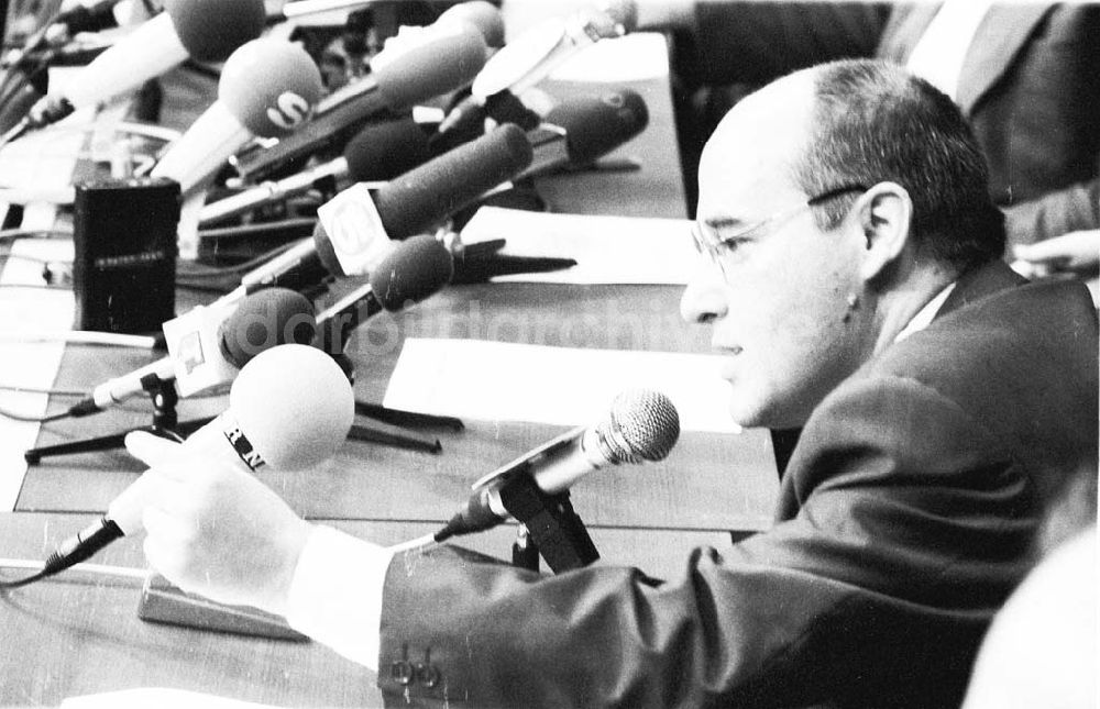 DDR-Fotoarchiv: Berlin - Berlin 1992 Gregor Gysi spricht in Mikro beim Gründungsaufruf, Komitee für Gerechtigkeit.