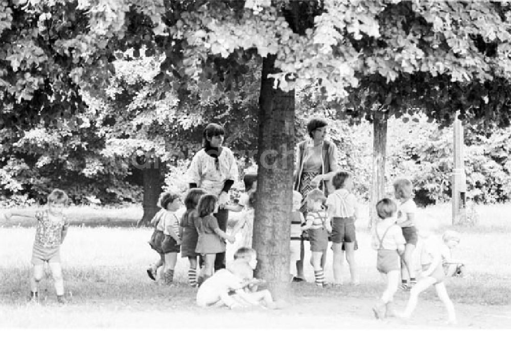 DDR-Fotoarchiv: Berlin - Berlin Kinder im Saefko Park Foto: Bonitz Nr.: 633