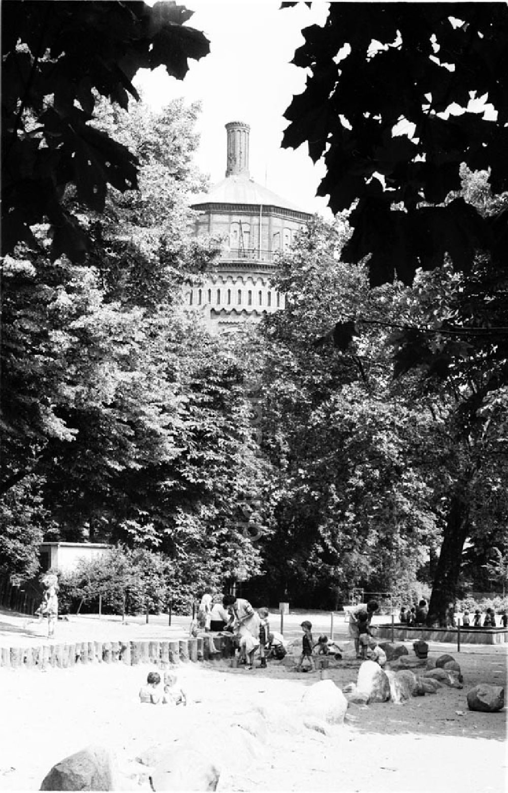 Berlin: Berlin Kinder im Saefko Park Foto: Bonitz Nr.: 633