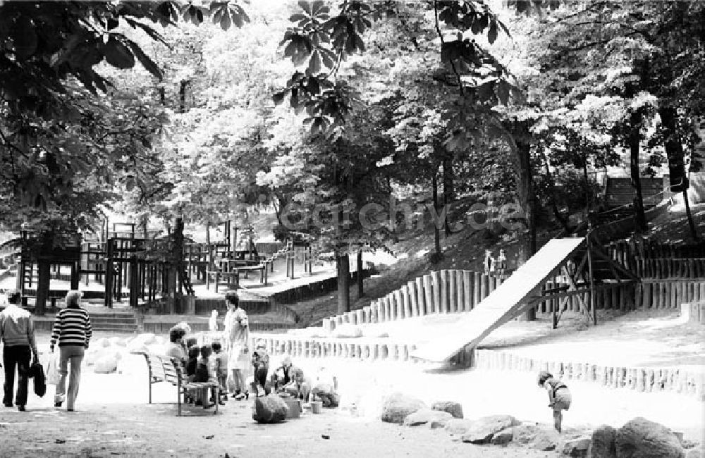 DDR-Fotoarchiv: Berlin - Berlin Kinder im Saefko Park Foto: Bonitz Nr.: 633