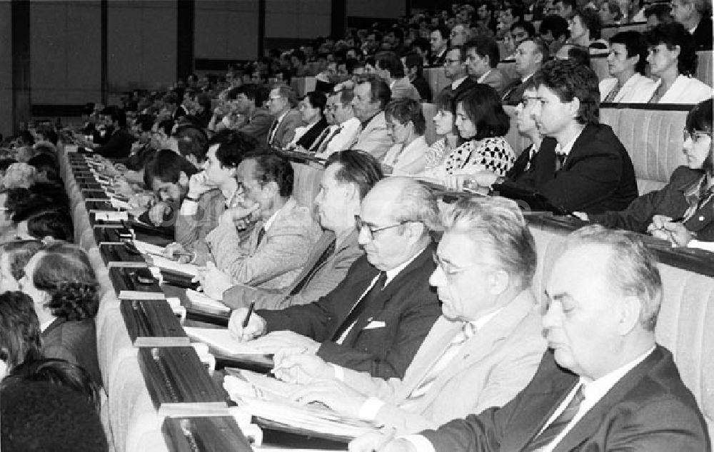 DDR-Fotoarchiv: Berlin - 17.09.87 Berlin Konferenz mit Gen. Hagen in der Parteihochschule Foto: Bonitz Nr.: 1045