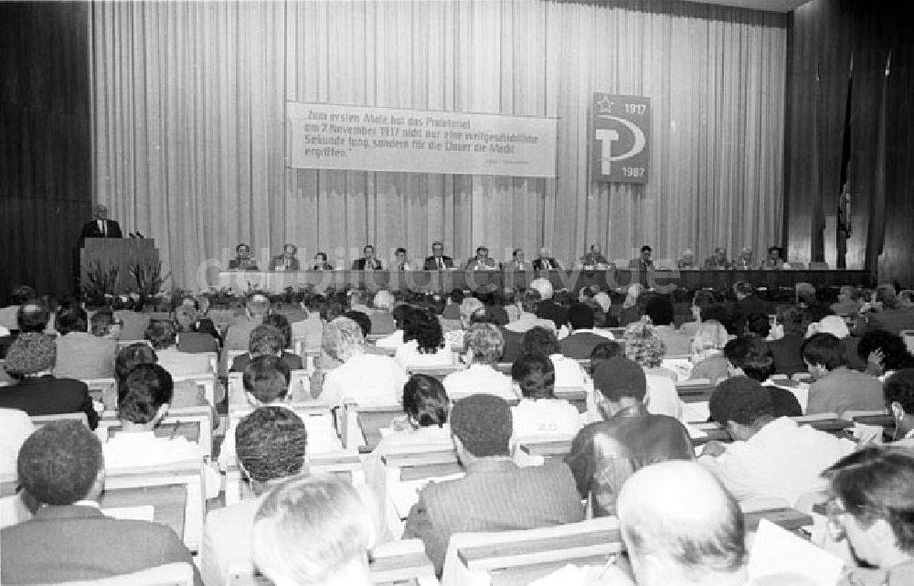 DDR-Fotoarchiv: Berlin - 17.09.87 Berlin Konferenz mit Gen. Hagen in der Parteihochschule Foto: Bonitz Nr.: 1045