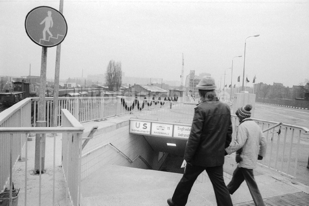 Berlin: Berlin Lichtenberger Brücke, Fußgänger