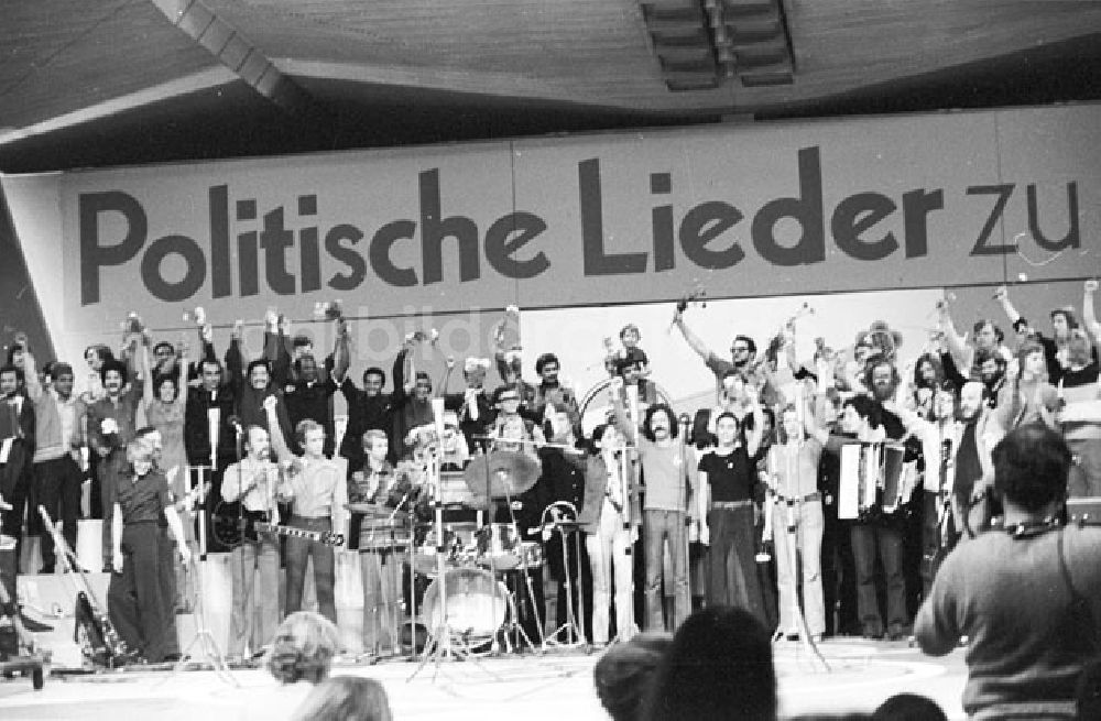 DDR-Fotoarchiv: Berlin - Berlin - Liederfestival Politische Lieder Werner-Seelenbinder-Halle Foto: Schmidtke Foto-Tasche: 772