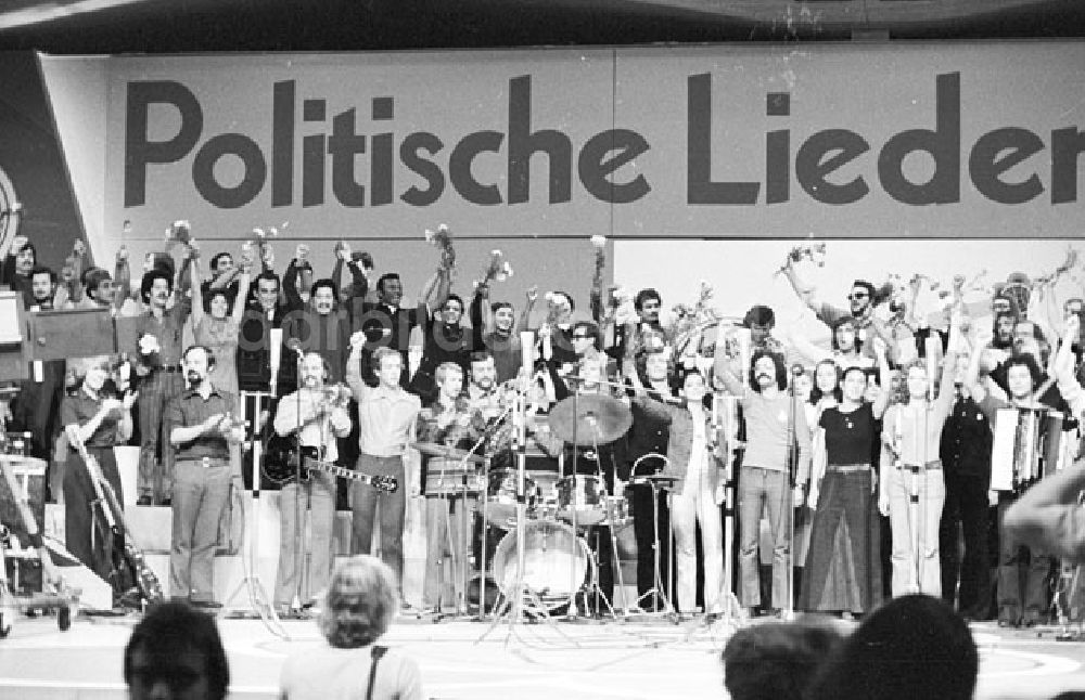 DDR-Bildarchiv: Berlin - Berlin - Liederfestival Politische Lieder Werner-Seelenbinder-Halle Foto: Schmidtke Foto-Tasche: 772