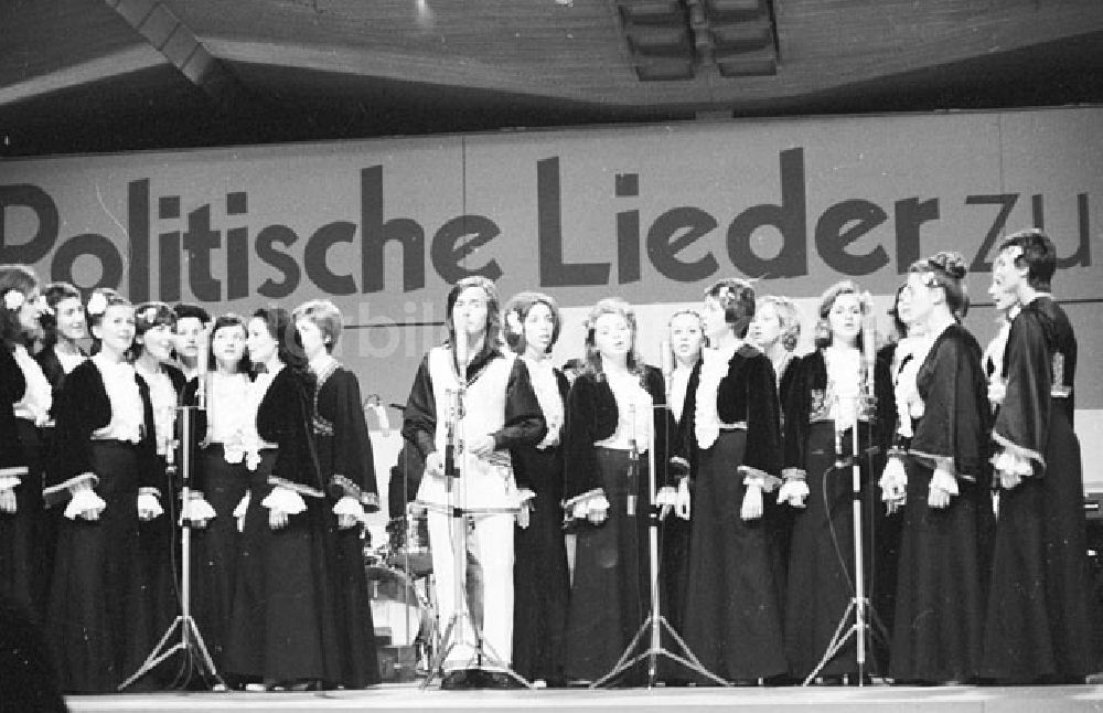 Berlin: Berlin - Liederfestival Politische Lieder Werner-Seelenbinder-Halle Foto: Schmidtke Foto-Tasche: 772