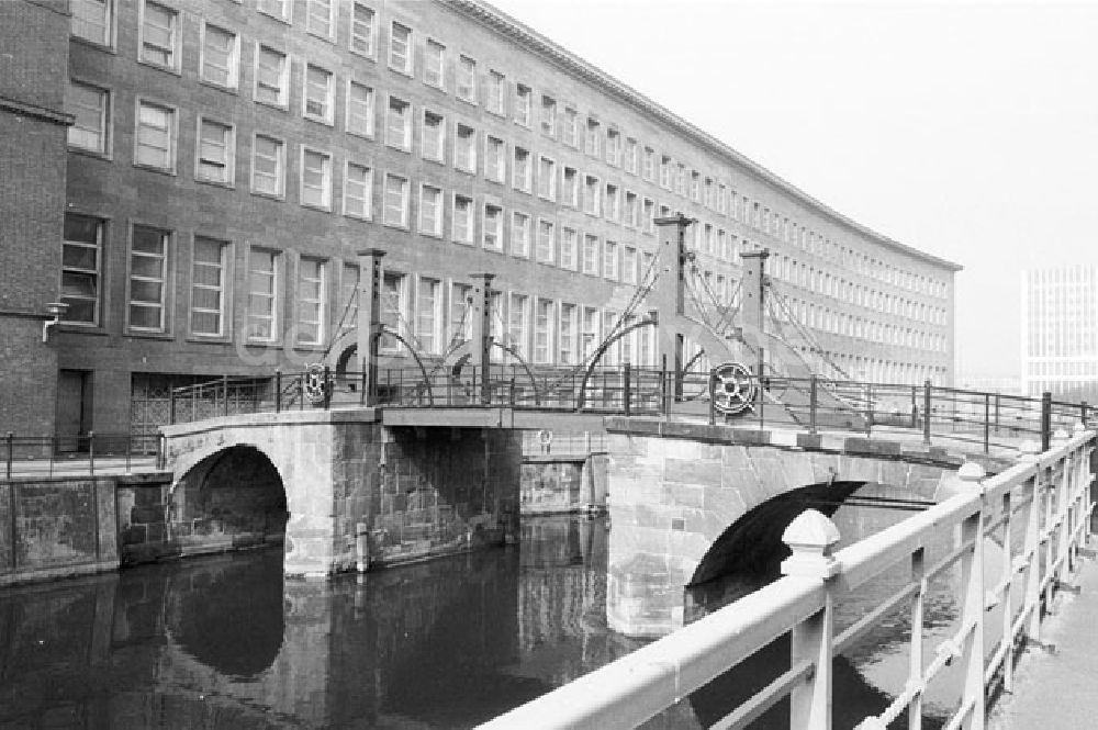 DDR-Bildarchiv: Berlin - Mitte - Berlin - Mitte Jungfernbrücke Foto: Lenke Nr. 363